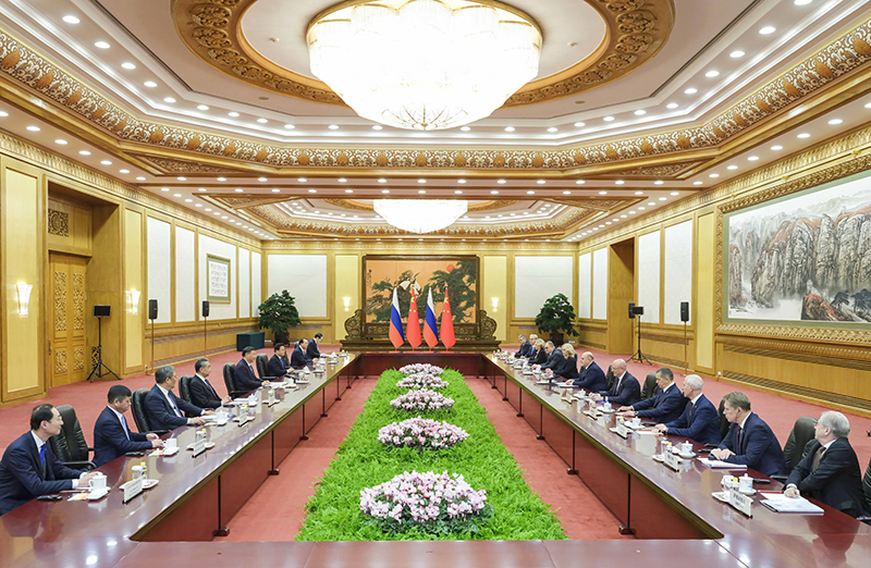 12月20日上午，国家主席习近平在北京人民大会堂会见俄罗斯总理米舒斯京。