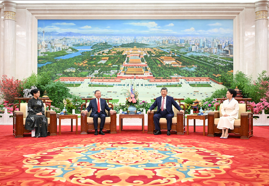 4月15日下午，中共中央总书记、国家主席习近平和夫人彭丽媛在北京人民大会堂同来华进行国事访问的越共中央总书记、国家主席苏林和夫人吴芳璃亲切话别。