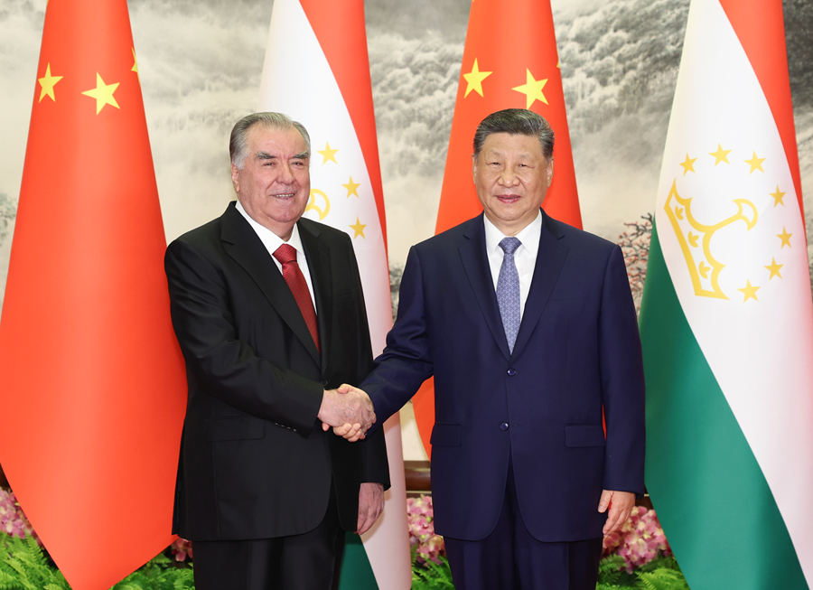   5月12日下午，国家主席习近平在北京人民大会堂同来华进行国事访问的塔吉克斯坦总统拉赫蒙举行会谈。